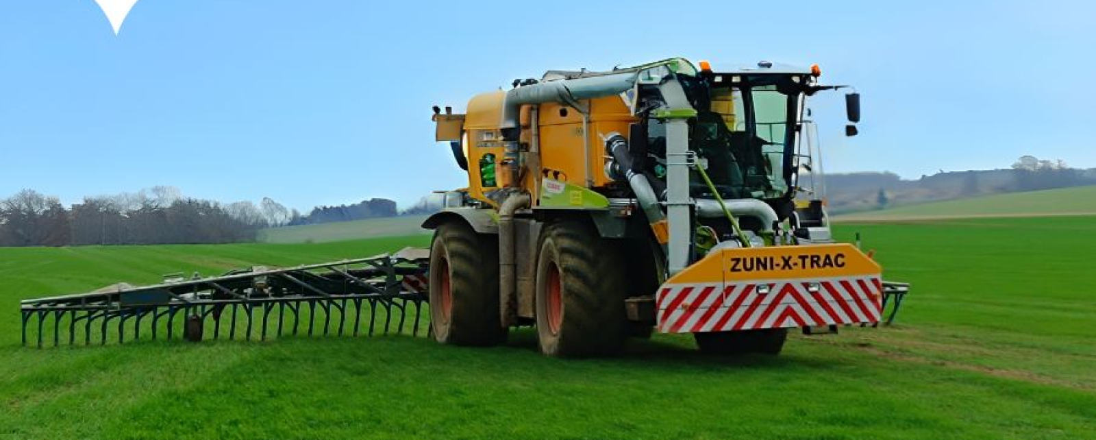 Aplikátor statkových hnojiv na poli